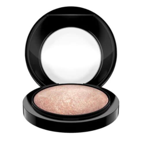 MAC Cosmetics Luxusný zapečený rozjasňujúci púder (Mineralize Skinfinish) 10 g Gold Deposit